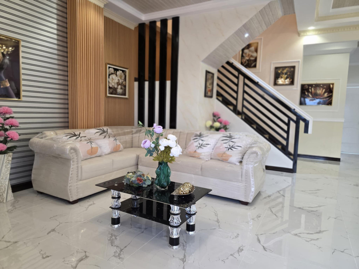 LUXURY HOUSE