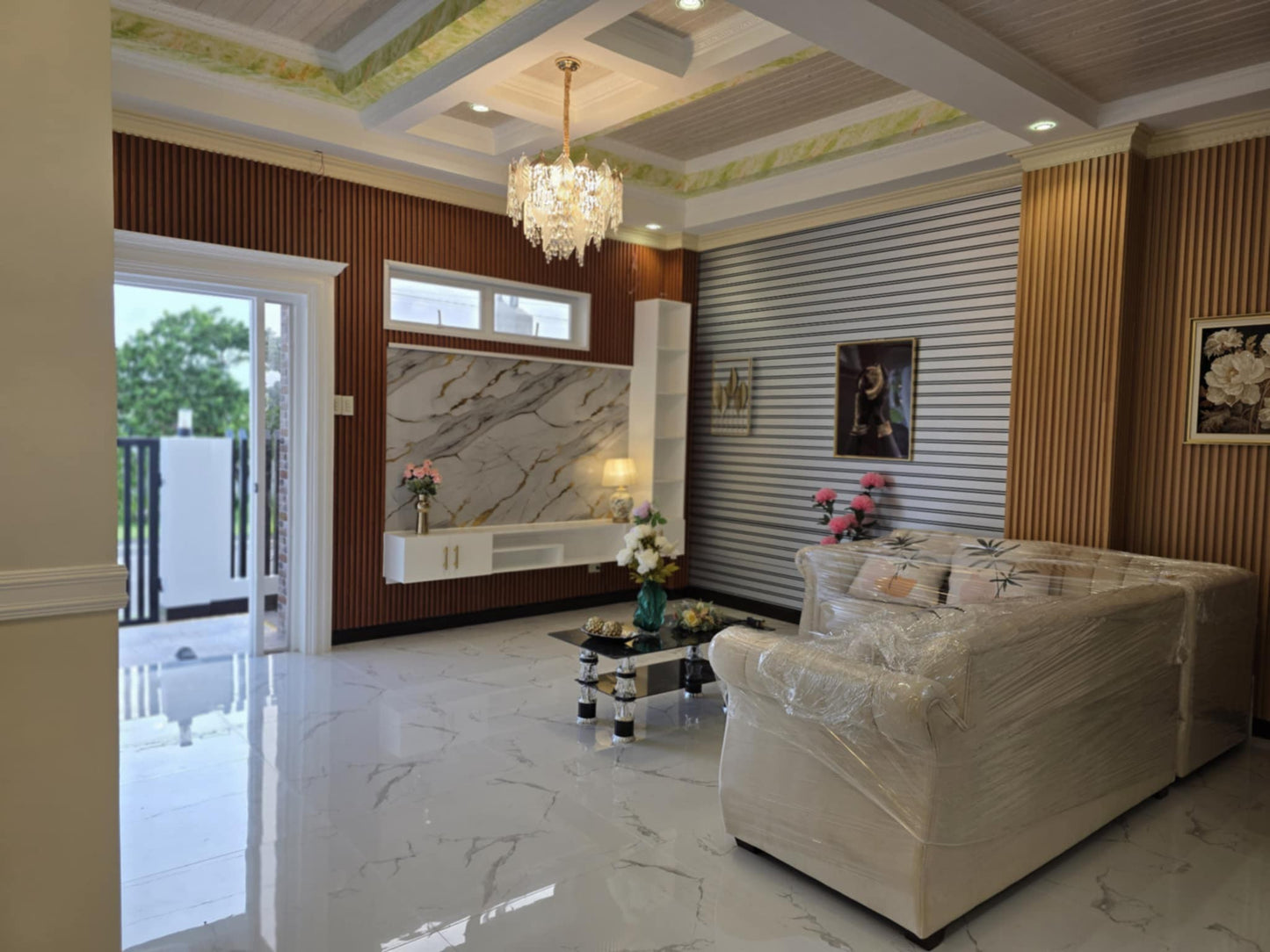 LUXURY HOUSE