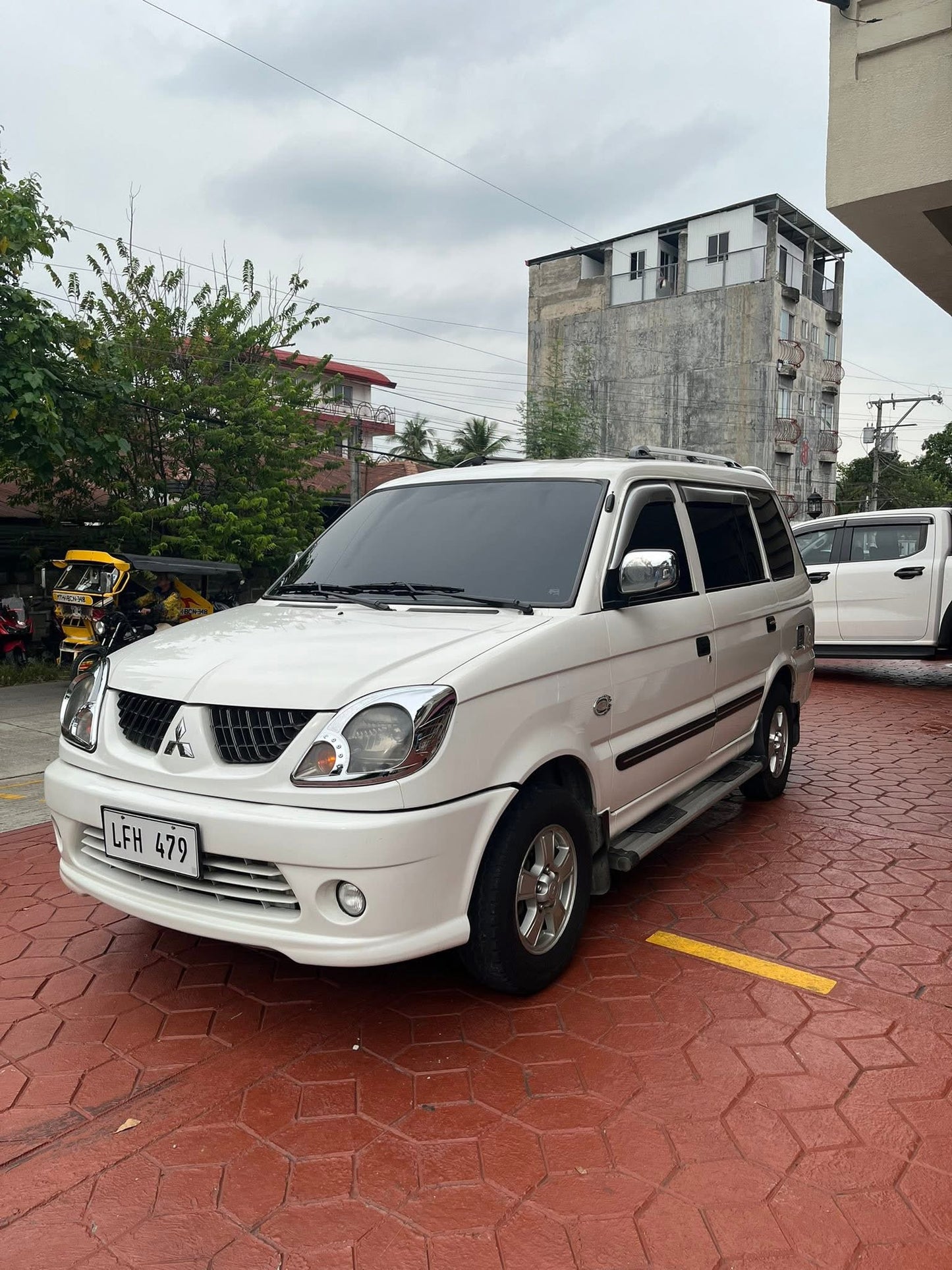 2005 Mitsubishi Adventure M/T